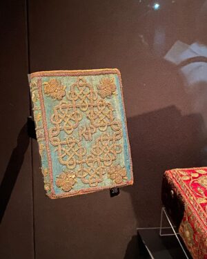 Suzannah Lipscomb Instagram - The @bodleianlibraries’s Weston Library shows off some of their treasures in their exhibition Gifts & Books. 

Here the translation of Marguerite de Navarre’s Le miroir de l’âme pécheresse that Princess Elizabeth prepared for Kateryn Parr, a Geneva Bible bound in 1584, and two gorgeously-bound books by Francis Bacon, given by Bacon to Buckingham and the Bodleian respectively. (I love that he lent into the pun on his name.)

Podcast coming soon.