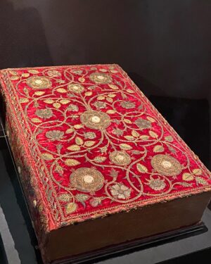 Suzannah Lipscomb Instagram - The @bodleianlibraries’s Weston Library shows off some of their treasures in their exhibition Gifts & Books. 

Here the translation of Marguerite de Navarre’s Le miroir de l’âme pécheresse that Princess Elizabeth prepared for Kateryn Parr, a Geneva Bible bound in 1584, and two gorgeously-bound books by Francis Bacon, given by Bacon to Buckingham and the Bodleian respectively. (I love that he lent into the pun on his name.)

Podcast coming soon.