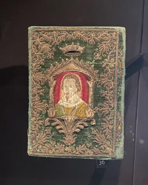 Suzannah Lipscomb Instagram - The @bodleianlibraries’s Weston Library shows off some of their treasures in their exhibition Gifts & Books. 

Here the translation of Marguerite de Navarre’s Le miroir de l’âme pécheresse that Princess Elizabeth prepared for Kateryn Parr, a Geneva Bible bound in 1584, and two gorgeously-bound books by Francis Bacon, given by Bacon to Buckingham and the Bodleian respectively. (I love that he lent into the pun on his name.)

Podcast coming soon.