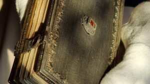 Suzannah Lipscomb Instagram - I am holding in my hands a book that once belonged to Thomas Cromwell, Henry VIII’s right-hand-man.

We know it was his because of a remarkable piece of historical detective work carried out by the curators at @hever_castle along with the librarians of the Wren Library at @trincollcam. 

The news of this amazing discovery broke today. I went to Hever to get the full story, which you can see in a documentary exclusive to @historyhit, which will be released next week. 

In it, I talk to all the curators and experts involved, and take some voxpops from leading Tudor historians. 

Look out for it. This is Tudor news you do not want to miss.