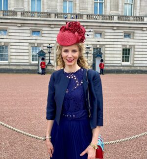 Suzannah Lipscomb Instagram - It was a great honour to be invited, as wing-woman to @clairemshanahan, Executive Director of the @womensprize, to a garden party at Buckingham Palace to celebrate the creative industries.

As a Tudor historian, I was particularly delighted to see the King’s Body Guard of the Yeomen of the Guard - created in 1485 to protect Henry VII - in operation in their full Tudor regalia, complete with halberds, ruffs and the new CIII cipher. 

And because I loved my hat by @jennyrobertsmillinery, here’s a couple more pics showing it off.

And the Buckingham Palace lawns do rather put ours to shame but I reckon they’ve got more gardeners.
