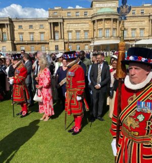 Suzannah Lipscomb Instagram - It was a great honour to be invited, as wing-woman to @clairemshanahan, Executive Director of the @womensprize, to a garden party at Buckingham Palace to celebrate the creative industries.

As a Tudor historian, I was particularly delighted to see the King’s Body Guard of the Yeomen of the Guard - created in 1485 to protect Henry VII - in operation in their full Tudor regalia, complete with halberds, ruffs and the new CIII cipher. 

And because I loved my hat by @jennyrobertsmillinery, here’s a couple more pics showing it off.

And the Buckingham Palace lawns do rather put ours to shame but I reckon they’ve got more gardeners.