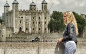 Suzannah Lipscomb Instagram - Our series on Henry VIII and his Wives is coming to BBC Select in the US and Canada!

‘The tale is familiar, but its presentation is refreshing’ (Daily Mail)

‘Dan Jones and Suzannah Lipscomb are telling overlooked stories here, treating the wives in Henry’s life as queens and women, rather than marital appendages’ (Sunday Times)