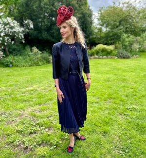 Suzannah Lipscomb Instagram - It was a great honour to be invited, as wing-woman to @clairemshanahan, Executive Director of the @womensprize, to a garden party at Buckingham Palace to celebrate the creative industries.

As a Tudor historian, I was particularly delighted to see the King’s Body Guard of the Yeomen of the Guard - created in 1485 to protect Henry VII - in operation in their full Tudor regalia, complete with halberds, ruffs and the new CIII cipher. 

And because I loved my hat by @jennyrobertsmillinery, here’s a couple more pics showing it off.

And the Buckingham Palace lawns do rather put ours to shame but I reckon they’ve got more gardeners.