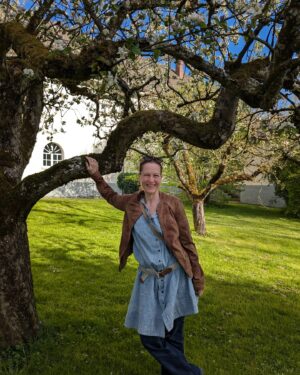 Suzanne Bernert Instagram - Wonderful Saturday yesterday ... The weather was unreal, the sky a wonderful blue and this tree just so special.... Blooming after 🌨️ snow fell on it ... #appletree in #neutrauchburg #isnyimallgäu 
The top by my friend Anuja from her rocking #sustainablefashion #earthsongs 
.
.
.
#weekendvibes #suzannebernert #deutschlanderleben #travelwithme #alwaysclassic