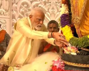 Suzanne Bernert Instagram - जय श्री राम 🙏 chants of Ram & Sita 🙏 just imagine in every nook and corner of Bharat and even in places abroad...what kind of spiritual energy is rising... Hopefully, wrapping our planet in much needed positivity and blessed vibes 🚩🛕
#RamMandirPranPratishta
Credit Screenshots @news18hindi @doordarshannews
.
.
.
#ramaayenge
#ayodhyarammandir🚩
#AyodhyaRamMandir #narendramodi #bharat
