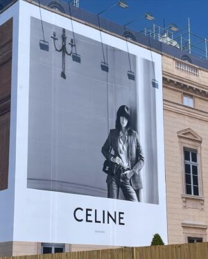 Suzanne Lindon Instagram - Paris, École Militaire : ce qu’on appelle avoir la grosse tête!