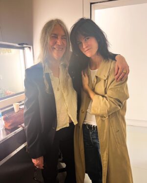 Suzanne Lindon Instagram - This is a precious encounter 🖤 @thisispattismith you are eternal youth and inspiration. C’était ce week-end, après leur très belle lecture avec @soundwalkcollective au @centrepompidou 

📸 @soundwalkcollective <3