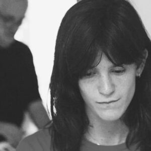 Suzanne Lindon Instagram - @vincentdelerm m’a invitée à chanter sa chanson « ce qui restera » pour célébrer les 20 ans de son premier album, et clôturer sa série anniversaire « une semaine / un album ». Son premier disque a 2 ans de moins que moi, et j’ai grandi avec, et avec tous les autres. La chanson que je chante est tirée de son dernier disque « Panorama » et c’est le disque de mes 20 ans à moi. Je peux vous dire une chose, c’est que « ce qui restera » et ce qui reste depuis 20 ans, c’est le talent de Vincent ❤️🎈