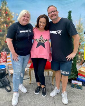 Suzanne Paul Instagram - Great catching up with @jayjayandflynny love these guys! 🎅🏽🎁🎄#morefm