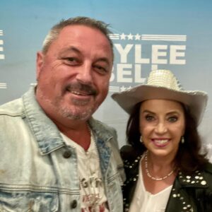 Suzanne Paul Instagram - Fabulous night at Auckland Town Hall for Country music sensation @kayleebellmusic 🩷