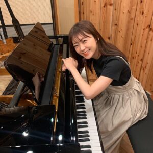 Suzuko Mimori Instagram - 今日のお仕事🎹
みもりんバンドでもキーボード&ピアノ担当しているイマジュン(今井隼)さんと♪
楽しい収録でした✨
(私はピアノ弾きません！というか弾けません！3才から9才くらいまで習ってたのにね😂)
#mimorisuzuko