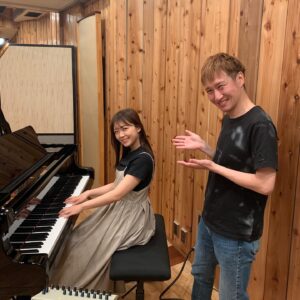 Suzuko Mimori Instagram - 今日のお仕事🎹
みもりんバンドでもキーボード&ピアノ担当しているイマジュン(今井隼)さんと♪
楽しい収録でした✨
(私はピアノ弾きません！というか弾けません！3才から9才くらいまで習ってたのにね😂)
#mimorisuzuko