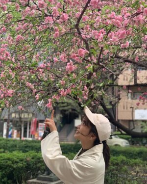 Suzuko Mimori Instagram - 今年の私、と、5年前の私
同じ木の下で同じマネージャーさんが撮ってくれました🌸
あと後ろの可愛い銅像も同じ😂
新年度、新しい生活が始まったみなさんは慣れて来ましたか？
もしまだ馴染めてなくても大丈夫！人間関係って時間が育ててくれるものだもんね♪自分が相手のことを拒否しない限り、進展していくと思うんだ🌸
合わないかもなぁと思っても、数年後には仲良しかも…
無理せず楽に行こ！
#mimorisuzuko