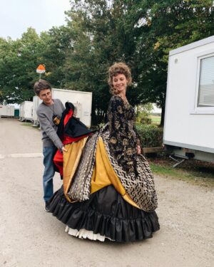Svenja Jung Instagram - THE EMPRESS / DIE KAISERIN now on @netflixde 💎🤞🏼
Auf dem Bild bin ich zusammen mit der großartigsten Kostümbildnerin @direumer Gabriela Reumer. Bin ganz stolz und dankbar ein kleiner Teil dieser großen Serie sein zu dürfen.
♥️