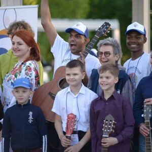 Svetlana Surganova Instagram - Меценатство в наше время 

Музыка всегда была неотъемлемой частью русской культуры, а ее развитие нередко зависело от щедрых покровителей. 

На Руси меценатство начало зарождаться в виде благотворительной помощи нуждающимся при князе Владимире с появлением христианства. Тогда эта роль была закреплена за церквями и монастырями. 

Меценатство в том смысле слова, в котором мы знаем его сейчас, достигло расцвета в эпоху Романовых. Цари и бояре собирали коллекции произведений искусства, финансировали театры и оркестры, заботились о музыкантах и композиторах.

В 19 веке появились частные меценаты. Среди самых громких имен: Д.М. Голицын, братья Третьяковы, С.И. Мамонтов, С.Т. Морозов, М.А. Морозов и другие. Благодаря им возникли музеи, театры, больницы, художественные училища, которые существуют и по сей день. Думаем, многие по фамилиям сразу поймут, какое наследие оставили нам эти люди 😊. 

В наше время меценатство возрождается вновь. Мы не так часто рассказываем о проектах, в которых Светлана и Валерий участвуют как меценаты, а ведь это важная часть жизни и миссии артистов. 

Недавно Светлана помогла маленьким талантливым скрипачам из Зеленогорска Красноярского края с покупкой инструментов и сопутствующих аксессуаров. Светлана и Валерий регулярно участвуют в проектах «Школы Росатома», поддерживая подрастающее поколение музыкантов. 

Чтобы стать меценатом, необязательно иметь огромное благосостояние, достаточно иметь доброе сердце и желание помочь ❤️. Покупая билеты на концерты, вы также поддерживаете нас 🤗. 

Если меценатство — не ваш вариант, то вы можете попробовать поучаствовать в краудфандинговых проектах, о которых мы рассказывали в нашем телеграм-канале. 

Если вы занимаетесь меценатством, поделитесь своими историями в комментариях? 
 
#светланасурганова 
#сургановаиоркестр
#ШколаРосатома 
#U235НовыеПесни