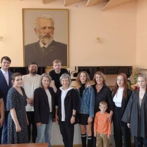 Svetlana Surganova Instagram - Меценатство в наше время 

Музыка всегда была неотъемлемой частью русской культуры, а ее развитие нередко зависело от щедрых покровителей. 

На Руси меценатство начало зарождаться в виде благотворительной помощи нуждающимся при князе Владимире с появлением христианства. Тогда эта роль была закреплена за церквями и монастырями. 

Меценатство в том смысле слова, в котором мы знаем его сейчас, достигло расцвета в эпоху Романовых. Цари и бояре собирали коллекции произведений искусства, финансировали театры и оркестры, заботились о музыкантах и композиторах.

В 19 веке появились частные меценаты. Среди самых громких имен: Д.М. Голицын, братья Третьяковы, С.И. Мамонтов, С.Т. Морозов, М.А. Морозов и другие. Благодаря им возникли музеи, театры, больницы, художественные училища, которые существуют и по сей день. Думаем, многие по фамилиям сразу поймут, какое наследие оставили нам эти люди 😊. 

В наше время меценатство возрождается вновь. Мы не так часто рассказываем о проектах, в которых Светлана и Валерий участвуют как меценаты, а ведь это важная часть жизни и миссии артистов. 

Недавно Светлана помогла маленьким талантливым скрипачам из Зеленогорска Красноярского края с покупкой инструментов и сопутствующих аксессуаров. Светлана и Валерий регулярно участвуют в проектах «Школы Росатома», поддерживая подрастающее поколение музыкантов. 

Чтобы стать меценатом, необязательно иметь огромное благосостояние, достаточно иметь доброе сердце и желание помочь ❤️. Покупая билеты на концерты, вы также поддерживаете нас 🤗. 

Если меценатство — не ваш вариант, то вы можете попробовать поучаствовать в краудфандинговых проектах, о которых мы рассказывали в нашем телеграм-канале. 

Если вы занимаетесь меценатством, поделитесь своими историями в комментариях? 
 
#светланасурганова 
#сургановаиоркестр
#ШколаРосатома 
#U235НовыеПесни