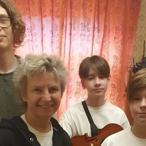 Svetlana Surganova Instagram - Меценатство в наше время 

Музыка всегда была неотъемлемой частью русской культуры, а ее развитие нередко зависело от щедрых покровителей. 

На Руси меценатство начало зарождаться в виде благотворительной помощи нуждающимся при князе Владимире с появлением христианства. Тогда эта роль была закреплена за церквями и монастырями. 

Меценатство в том смысле слова, в котором мы знаем его сейчас, достигло расцвета в эпоху Романовых. Цари и бояре собирали коллекции произведений искусства, финансировали театры и оркестры, заботились о музыкантах и композиторах.

В 19 веке появились частные меценаты. Среди самых громких имен: Д.М. Голицын, братья Третьяковы, С.И. Мамонтов, С.Т. Морозов, М.А. Морозов и другие. Благодаря им возникли музеи, театры, больницы, художественные училища, которые существуют и по сей день. Думаем, многие по фамилиям сразу поймут, какое наследие оставили нам эти люди 😊. 

В наше время меценатство возрождается вновь. Мы не так часто рассказываем о проектах, в которых Светлана и Валерий участвуют как меценаты, а ведь это важная часть жизни и миссии артистов. 

Недавно Светлана помогла маленьким талантливым скрипачам из Зеленогорска Красноярского края с покупкой инструментов и сопутствующих аксессуаров. Светлана и Валерий регулярно участвуют в проектах «Школы Росатома», поддерживая подрастающее поколение музыкантов. 

Чтобы стать меценатом, необязательно иметь огромное благосостояние, достаточно иметь доброе сердце и желание помочь ❤️. Покупая билеты на концерты, вы также поддерживаете нас 🤗. 

Если меценатство — не ваш вариант, то вы можете попробовать поучаствовать в краудфандинговых проектах, о которых мы рассказывали в нашем телеграм-канале. 

Если вы занимаетесь меценатством, поделитесь своими историями в комментариях? 
 
#светланасурганова 
#сургановаиоркестр
#ШколаРосатома 
#U235НовыеПесни