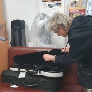 Svetlana Surganova Instagram - Меценатство в наше время 

Музыка всегда была неотъемлемой частью русской культуры, а ее развитие нередко зависело от щедрых покровителей. 

На Руси меценатство начало зарождаться в виде благотворительной помощи нуждающимся при князе Владимире с появлением христианства. Тогда эта роль была закреплена за церквями и монастырями. 

Меценатство в том смысле слова, в котором мы знаем его сейчас, достигло расцвета в эпоху Романовых. Цари и бояре собирали коллекции произведений искусства, финансировали театры и оркестры, заботились о музыкантах и композиторах.

В 19 веке появились частные меценаты. Среди самых громких имен: Д.М. Голицын, братья Третьяковы, С.И. Мамонтов, С.Т. Морозов, М.А. Морозов и другие. Благодаря им возникли музеи, театры, больницы, художественные училища, которые существуют и по сей день. Думаем, многие по фамилиям сразу поймут, какое наследие оставили нам эти люди 😊. 

В наше время меценатство возрождается вновь. Мы не так часто рассказываем о проектах, в которых Светлана и Валерий участвуют как меценаты, а ведь это важная часть жизни и миссии артистов. 

Недавно Светлана помогла маленьким талантливым скрипачам из Зеленогорска Красноярского края с покупкой инструментов и сопутствующих аксессуаров. Светлана и Валерий регулярно участвуют в проектах «Школы Росатома», поддерживая подрастающее поколение музыкантов. 

Чтобы стать меценатом, необязательно иметь огромное благосостояние, достаточно иметь доброе сердце и желание помочь ❤️. Покупая билеты на концерты, вы также поддерживаете нас 🤗. 

Если меценатство — не ваш вариант, то вы можете попробовать поучаствовать в краудфандинговых проектах, о которых мы рассказывали в нашем телеграм-канале. 

Если вы занимаетесь меценатством, поделитесь своими историями в комментариях? 
 
#светланасурганова 
#сургановаиоркестр
#ШколаРосатома 
#U235НовыеПесни