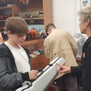 Svetlana Surganova Instagram - Меценатство в наше время 

Музыка всегда была неотъемлемой частью русской культуры, а ее развитие нередко зависело от щедрых покровителей. 

На Руси меценатство начало зарождаться в виде благотворительной помощи нуждающимся при князе Владимире с появлением христианства. Тогда эта роль была закреплена за церквями и монастырями. 

Меценатство в том смысле слова, в котором мы знаем его сейчас, достигло расцвета в эпоху Романовых. Цари и бояре собирали коллекции произведений искусства, финансировали театры и оркестры, заботились о музыкантах и композиторах.

В 19 веке появились частные меценаты. Среди самых громких имен: Д.М. Голицын, братья Третьяковы, С.И. Мамонтов, С.Т. Морозов, М.А. Морозов и другие. Благодаря им возникли музеи, театры, больницы, художественные училища, которые существуют и по сей день. Думаем, многие по фамилиям сразу поймут, какое наследие оставили нам эти люди 😊. 

В наше время меценатство возрождается вновь. Мы не так часто рассказываем о проектах, в которых Светлана и Валерий участвуют как меценаты, а ведь это важная часть жизни и миссии артистов. 

Недавно Светлана помогла маленьким талантливым скрипачам из Зеленогорска Красноярского края с покупкой инструментов и сопутствующих аксессуаров. Светлана и Валерий регулярно участвуют в проектах «Школы Росатома», поддерживая подрастающее поколение музыкантов. 

Чтобы стать меценатом, необязательно иметь огромное благосостояние, достаточно иметь доброе сердце и желание помочь ❤️. Покупая билеты на концерты, вы также поддерживаете нас 🤗. 

Если меценатство — не ваш вариант, то вы можете попробовать поучаствовать в краудфандинговых проектах, о которых мы рассказывали в нашем телеграм-канале. 

Если вы занимаетесь меценатством, поделитесь своими историями в комментариях? 
 
#светланасурганова 
#сургановаиоркестр
#ШколаРосатома 
#U235НовыеПесни
