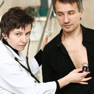 Svetlana Surganova Instagram - — А ты никогда не скучаешь по своему медицинскому образованию?
— Оно со мной рядом каждый день, я — доктор одного пациента, вон она ходит у меня, моя мамуля.

(из интервью Светланы Сургановой)

Думаем, что в каждой семье есть человек, к которому все относятся с трепетом и уважением, медик. Если вы сами такой человек, снимаем шляпу!

Сегодня День медицинского работника. Дорогие врачи, медсестры, фельдшеры, санитары — все, кто посвящает свою жизнь спасению и помощи людям, в этот день мы хотим выразить вам огромную благодарность за ваш труд, за вашу самоотдачу и приверженность собственному делу. Быть врачом — это призвание, с которым не каждый способен справиться. 

Для команды «Сургановой и Оркестра» этот праздник особенно важен. Светлана и Валерий по образованию медицинские работники, бабушка Светланы — врач. Светлана не понаслышке знает, какой это сложный и важный труд. 

Мы все знаем, как сложна работа тех, кто каждый день сталкивается с чужими болью и страданием, но не сдается и продолжает следовать своей миссии — дарить людям жизни и надежду.

Пусть сегодня в ваших сердцах звучит наша музыка и напоминает о том, что ваша работа не проходит незамеченной. 

Спасибо вам за то, что вы есть! ❤️

С Днем медицинского работника!