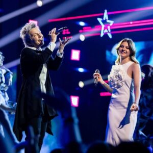 Svetlana Surganova Instagram - Кто вчера смотрел выпуск «Новой Фабрики звезд» с участием Светланы на «ТНТ»? 

Согласитесь, получился шикарный дуэт👏
 
Делимся с вами классными фото с выступления, где Светлана рассказала свои впечатления о «фабрикантке». 
 
Смотрите и не жалейте сердечек🧡 

#светланасурганова
#сургановаиоркестр