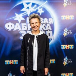 Svetlana Surganova Instagram - По следам недавнего участия Светланы Сургановой в «Новой Фабрике звезд» (кстати, после шоу наша песня «Воздух» залетела в Чарт Яндекс Музыки!) нам показалось интересным поднять тему продюсирования.

Сначала напишите в комментариях: как вы считаете, у «Сургановой Оркестра» есть продюсер или нет?:)

Каждый музыкант выбирает свой путь, и мы искренне желаем самым талантливым участникам «Новой Фабрики звезд» попасть под надежное крыло и ворваться в мир музыки с поддержкой опытного продюсера. 

Продюсеры помогают артистам продвигаться и становиться популярнее, увеличивают медийность — помогают выйти на радио и телевидение, следят за рынком и ведут артиста на новый уровень в соответствии с трендами и изменением предпочтений публики, финансируют артиста, но вместе с тем зачастую становятся правообладателями результатов творчества и владельцами большей части гонораров.

К сожалению, в последнее время участились суды между артистами и продюсерами, когда артисты пытаются «вырваться» из связывающего их контракта и получить право на собственные сценическое имя и результаты творчества. 

Работа с продюсером облегчает жизнь и работу музыканта — снимает много организационных задач, но хиты записываются специально под площадки с пониманием того, какая песня «выстрелит», а это не всегда может соответствовать желанию и потребностям артиста.

Как вы уже поняли, «Сурганова и Оркестр» выбрали для себя сложный путь, в котором есть место только истинному творчеству, порывы которого исходят из души, а не диктуются внешними условиями. Это позволяет экспериментировать и сохранять свой неповторимый стиль и звучание. 

Светлана всегда говорила, что не будет писать то, что модно, а только то, что рождается у нее в сердце❤️

А что касается популярности — каждый, кто пришел в огромную семью «Сургановой и Оркестра», пришел на личность и энергетику, а не на коммерческий звук:) Мы вам за это благодарны 🤗

Как вы считаете, среди каких музыкантов больше выдающихся: среди спродюсированных или самостоятельных? 
 
#светланасурганова
#сургановаиоркестр