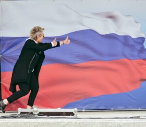 Svetlana Surganova Instagram - Сегодня, 12 июня, мы поздравляем всех жителей нашей страны с Днём России! 

Музыка — язык, который объединяет нас всех вне зависимости от культуры и менталитета. Именно музыка позволяет делиться эмоциями, историями и мечтами со всем миром. 

В этот день мы хотим поблагодарить вас, дорогие слушатели, за вашу любовь и поддержку. Благодаря вам наша музыка звучит по всей России и за её пределами. 

Давайте вместе вспомним события, посвященные Дню России, в которых принимали участие «Сурганова и Оркестр» в прошлые годы. Если мы что-то пропустили, а у вас сохранились собственные видеоархивы, скидывайте в комментарии 😊. 

В 2011 году на Красной площади состоялся большой сборный концерт, где группа исполнила «Весну» и «За тобой». Ссылку на кусочек записи трансляции на канале Муз-ТВ можно найти в нашем telegram-канале.

12 июня 2012 года на Красной площади снова прозвучали две песни «Сургановой и Оркестра»: «Апрельская» и «Увидимся скоро».

День России в 2013 году «Сурганова и Оркестр» провели не в традиционном для себя музыкальном формате, а на футбольном поле вместе с подопечными благотворительного фонда «Шаг навстречу». Как это было и в каком амплуа на поле выступала сама Светлана, смотрите по ссылке в нашем telegram-канале.
😁

В 2016 в День России на Красной площади Светлана исполнила песню «Перемен» дуэтом с Александром Скляром в рамках музыкально-театрализованного шоу «От Руси до России». 

2018-й год снова привел Светлану Сурганову на Красную площадь, где вместе с Александрой Пахмутовой, Дмитрием Харатьяном и Александром Скляром она исполнила песню «Это наша игра», посвященную чемпионату мира по футболу, который проходил в России в том году. 

Ну а сегодня «Сурганова и Оркестр» сыграют сольный концерт в г. Полярные Зори Мурманской области, завершающий фестиваль авторской музыки и поэзии «U235. Новые песни», проводимый «Школой Росатома» ГК «Росатом» 🤗.

С праздником, друзья! Тепла, музыки, любви!

#светланасурганова
#сургановаиоркестр