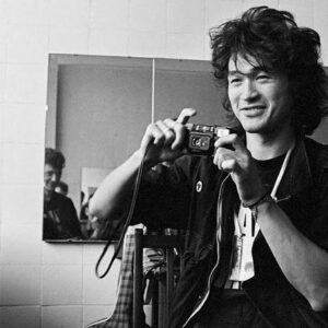 Svetlana Surganova Instagram - 21 июня 1962 года — день рождения легендарного советского рок-музыканта, подарившего нам десятки бессмертных хитов. Его песни до сих пор живут в сердцах многих из нас и напоминают о том, что по-настоящему важно!

Да, мы говорим про Виктора Цоя. Сегодня исполняется 62 года со дня его рождения. 

Удивительным образом его музыка проникала глубоко в сердца самых разных людей. Без преувеличения, его любили и любят практически все. И Светлана Сурганова тоже не стала исключением из этого правила. 

Особое место в ее репертуаре заняла кавер-версия песни «Перемен».
Светлана исполнила культовый хит в акустическом варианте и в стиле регги, а также спела его дуэтом с Александром Скляром. 

А вам, друзья, мы предлагаем вместе спеть еще одну из любимых песен нескольких поколений, написанную музыкантом. 

Начнем!

Мы вышли из дома, когда во всех окнах
Погасли огни один за одним.
Мы видели, как уезжает последний трамвай…

#светланасурганова 
#сургановаиоркестр