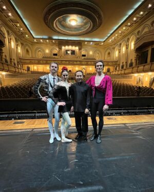 Svetlana Zakharova Instagram - Спасибо Алматы, за гостеприимство❤️ 
Буду скучать.. 

@mr.volchkov 
@artemy.belyakov 
@balletglobe
