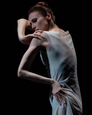 Svetlana Zakharova Instagram - “Silentium" 
”Тишина"
Спектакль рожденный в Большом театре во время пандемии. Сейчас проживаю его по новому. Всё меняется, мысли, мечты, стремления.. 
Silentium Silentium Silentium 

Photos by @bachifa76 
Спасибо 🙏🏻