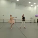 Svetlana Zakharova Instagram - Покой мне только снится.. Я не умею отдыхать. Это я уже давно заметила. 17го августа, я закончила свой сезон, ушла в так называемый "отпуск" (слово каникулы, мне нравится больше) И сразу же прилетела в образовательный центр Сириус @sirius.talents Для меня совмещать, отдых с работой обычное дело. Хотя в данном случае, когда работаешь с детьми, наверно о совмещении отдыха и работы, речи то и не идёт вовсе. 😊 Но сегодня воскресенье! И я правда отдыхаю. И здесь в @sirius.federal действительно замечательно! И погода как на редкость☀️ Всем прекрасного настроения 😉 #светланазахарова #детинашевсе @sirius.talents #балет