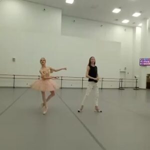Svetlana Zakharova Instagram - Покой мне только снится.. 
Я не умею отдыхать. Это я уже давно заметила. 17го августа, я закончила свой сезон, ушла в так называемый "отпуск" (слово каникулы, мне нравится больше) И сразу же прилетела в образовательный центр Сириус @sirius.talents Для меня совмещать, отдых с работой обычное дело. Хотя в данном случае, когда работаешь с детьми, наверно о совмещении отдыха и работы, речи то и не идёт вовсе. 😊
Но сегодня воскресенье! И я правда отдыхаю. И здесь в @sirius.federal действительно замечательно! И погода как на редкость☀️
Всем прекрасного настроения 😉
#светланазахарова 
#детинашевсе 
@sirius.talents 
#балет