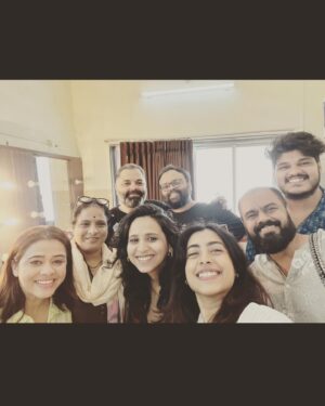 Swanandi Tikekar Instagram - Ya gelya athavdyat mi salag 3 nataka baghitli! Ani majhasathi ha athavda atyanta  sundar athavda tharla. I saw 3 plays and a webseries and all my friends and ppl who i admire as actors, have done a fabulous job. It was so enriching to see everyone perform. 

These plays are a must watch!!! Hi Nataka Jaroooooor bagha!!! 
1. Kirkol navre 
2. Jar tar chi goshta. 
3. Uchhad 

And also @mekrutikadeo @suvratjoshi such subtlety in your perfommance in Taali. Absolutely happy and proud of you!!! @kshitijpatwardhan 👏🏻👏🏻👏🏻👏🏻
Do watch on @officialjiocinema 

#mustwatch #theatre #thisseason #friends #proud #love #beautifulweek #gratitude #swananditikekar