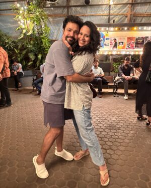 Swanandi Tikekar Instagram - Ya gelya athavdyat mi salag 3 nataka baghitli! Ani majhasathi ha athavda atyanta  sundar athavda tharla. I saw 3 plays and a webseries and all my friends and ppl who i admire as actors, have done a fabulous job. It was so enriching to see everyone perform. 

These plays are a must watch!!! Hi Nataka Jaroooooor bagha!!! 
1. Kirkol navre 
2. Jar tar chi goshta. 
3. Uchhad 

And also @mekrutikadeo @suvratjoshi such subtlety in your perfommance in Taali. Absolutely happy and proud of you!!! @kshitijpatwardhan 👏🏻👏🏻👏🏻👏🏻
Do watch on @officialjiocinema 

#mustwatch #theatre #thisseason #friends #proud #love #beautifulweek #gratitude #swananditikekar