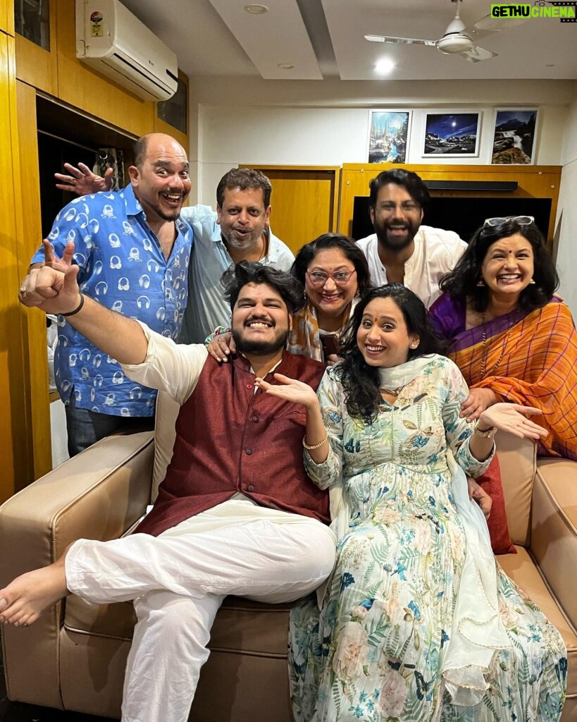 Swanandi Tikekar Instagram - The countdown begins!!! U guys were our first ata line lagliche!!! ❤️❤️❤️ thanks my loves! It all started with u guys by my side! 🤗🤗🤗 And thank you for giving us a hashtag @sukanyamoneofficial 😂😂😂. #anandi #friendslikefamily #kelvan #bridetobe #groomtobe #mygang #yaay #swananditikekar #ashishkulkarni #anandi