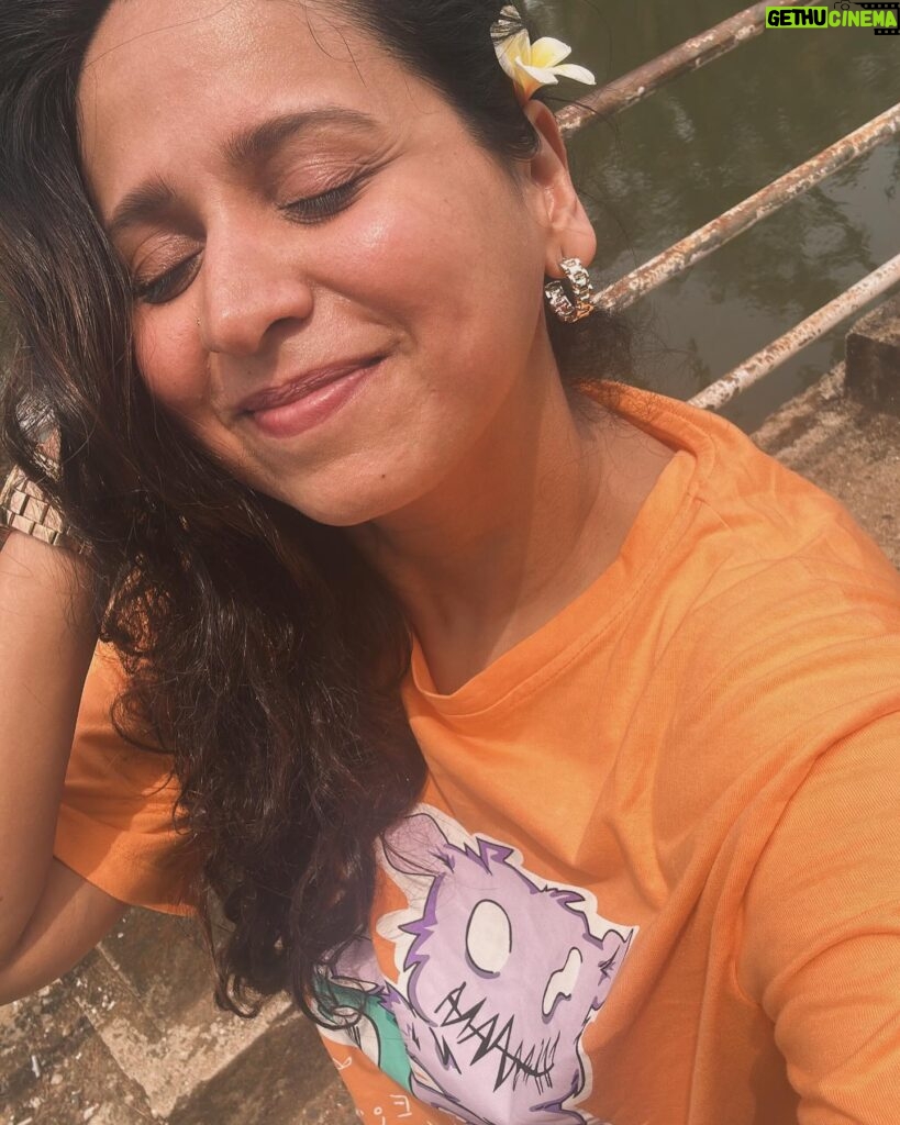 Swanandi Tikekar Instagram - Trying to be cool in the heat!!!! ☀️🥶 Who all are with me? #summer #sunslapped #shoot #location #gratitude #swanandi