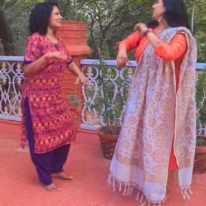 Swarnamalya Instagram - A fun jathi revision with dearest @swarnamalyag about a year ago at Pudukkottai.
Shall post the jathi video sometime later! 
Happens to be our guru Sarasa teacher's vibrant jathi, and one of our favourites.