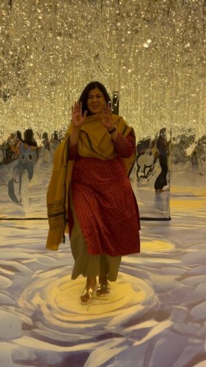 Swarnamalya Instagram - My love for lights ! The pure joy of a constellation of lights! Pure gold! #vangoghmuseum @anjanarajagopalan_musician  thank you for capturing my childish joy so candidly. We were lit 🔥 up, our smiles and joy hitting a new high