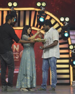 Swathi Sharma Instagram - My smile in the picture says how happy it makes me feel and motivating it is to see you @actorvijaysethupathi 
#vjs #fangirlmoment #fan #vijaysethupathi #crush #love #happyface