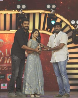 Swathi Sharma Instagram - Real Golden Moment 😍💃
Day to be cherished forever 
@actorvijaysethupathi 
@anandselvan10 
@zeetamizh 

#fangirlmoment #vjslove #vjs #vijaysethupathi❤️ #goldenmoment #vijaysethupathi