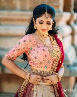 Swathi Sharma Instagram - I'm not beauty queen,
I’m just beautiful Me.🌸

Beautiful makeover by @ankita_make_up_artist 
Pc @sunlightweddingfilms 
Jewellery @sk_bridal_collections 
Dress @designed_by_sindhu 
.