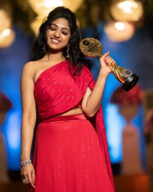 Swathi Sharma Instagram - Few things immerses me in immense joy and happiness especially when it’s a recognition in my career which I’ve earned through my passion and hard work!❤️

With a heart full of gratitude I would like to thank each and everyone who is part of Ninaithale Innikum❤️🥳 
To the audience who makes me work harder with their constant cheers and applause, thank you so much!❤️
To My Family and Friends who have been the source of constant support, thank you❤️

we have won The Best Couple Award together and I’ve won The Social Media Face of the Year Award. Thank you my social media family for all the love and support.🥳❤️
It makes me want to be a better human and work harder towards my goals💯🫶🏻

One step at a time..Many more recognitions to come❤️ Thank you Zee Tamizh and Ninaithale Innikum❤️

Thanks for doling me up
Makeover @anithas_makeup_studio 
Outfit @prabhavofficial 
Costume stylist  @dipti11_official 
Jewels @plushjewelschennai