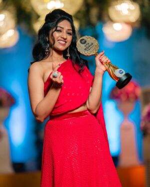 Swathi Sharma Instagram - Few things immerses me in immense joy and happiness especially when it’s a recognition in my career which I’ve earned through my passion and hard work!❤️

With a heart full of gratitude I would like to thank each and everyone who is part of Ninaithale Innikum❤️🥳 
To the audience who makes me work harder with their constant cheers and applause, thank you so much!❤️
To My Family and Friends who have been the source of constant support, thank you❤️

we have won The Best Couple Award together and I’ve won The Social Media Face of the Year Award. Thank you my social media family for all the love and support.🥳❤️
It makes me want to be a better human and work harder towards my goals💯🫶🏻

One step at a time..Many more recognitions to come❤️ Thank you Zee Tamizh and Ninaithale Innikum❤️

Thanks for doling me up
Makeover @anithas_makeup_studio 
Outfit @prabhavofficial 
Costume stylist  @dipti11_official 
Jewels @plushjewelschennai