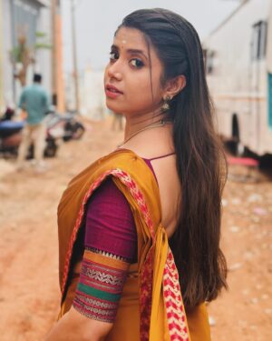 Swetha Khelge Instagram - And the Bengaluru weather helped me click some nice pictures.😉

#swethakhelge #kannethireythonrinal #beingshakti #kalaignartvserial #oldlook #halfsaree #southindianfashion #soothingweather #love