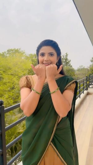 Swetha Khelge Instagram - Such a cute song had to dance on it❤️
Also, Happy International Dance Day everyone.
Keep dancing through life.❤️🤗

#swethakhelge #internationaldanceday #dancereels #trendingreels #marathisong #marathimulgi #joyofdance