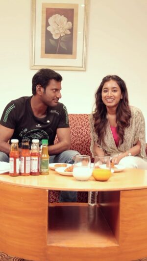 Swetha Venugopal Instagram - Ennadhu ex-gf paakanuma ??! 😲

Will @actorvishalofficial be able to tolerate the heat?🔥

Book your tickets now to witness the magic of #MarkAntony 🤩

Releasing in theatres near you on Sept 15th! 🔥

Welcome to the #WorldOfMarkAntony 

#MarkAntony #MarkAntonyFromSept15

@actorvishalofficial @iam_sjsuryah @rituvarma @selvaraghavan @gvprakash @adhikravi @vffchennai #MarkAnthony #Vishal #SJSuryah #Selvaraghavan #rituvarma #gvprakash