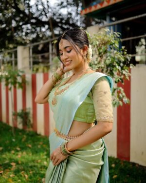 Swetha Venugopal Instagram - புலராத காலைதனிலே
நிலவோடு பேசும் மழையில்
நனையாத நிழலை போலே...

I’ve always wanted to shoot a proper bridal look but didn’t plan any time soon on doing it, thanks to @mua_aksharaasaravanan ❤️ for hearing this, taking this forward and curating this absolutely beautiful look according to me and also the super talented @thatmadraskaran for these beautiful pictures. 🫶