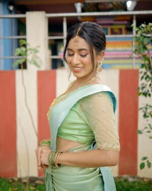 Swetha Venugopal Instagram - புலராத காலைதனிலே
நிலவோடு பேசும் மழையில்
நனையாத நிழலை போலே...

I’ve always wanted to shoot a proper bridal look but didn’t plan any time soon on doing it, thanks to @mua_aksharaasaravanan ❤️ for hearing this, taking this forward and curating this absolutely beautiful look according to me and also the super talented @thatmadraskaran for these beautiful pictures. 🫶