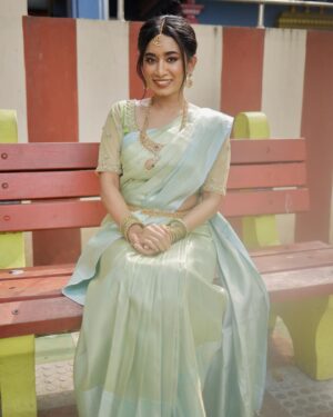 Swetha Venugopal Instagram - புலராத காலைதனிலே
நிலவோடு பேசும் மழையில்
நனையாத நிழலை போலே...

I’ve always wanted to shoot a proper bridal look but didn’t plan any time soon on doing it, thanks to @mua_aksharaasaravanan ❤️ for hearing this, taking this forward and curating this absolutely beautiful look according to me and also the super talented @thatmadraskaran for these beautiful pictures. 🫶